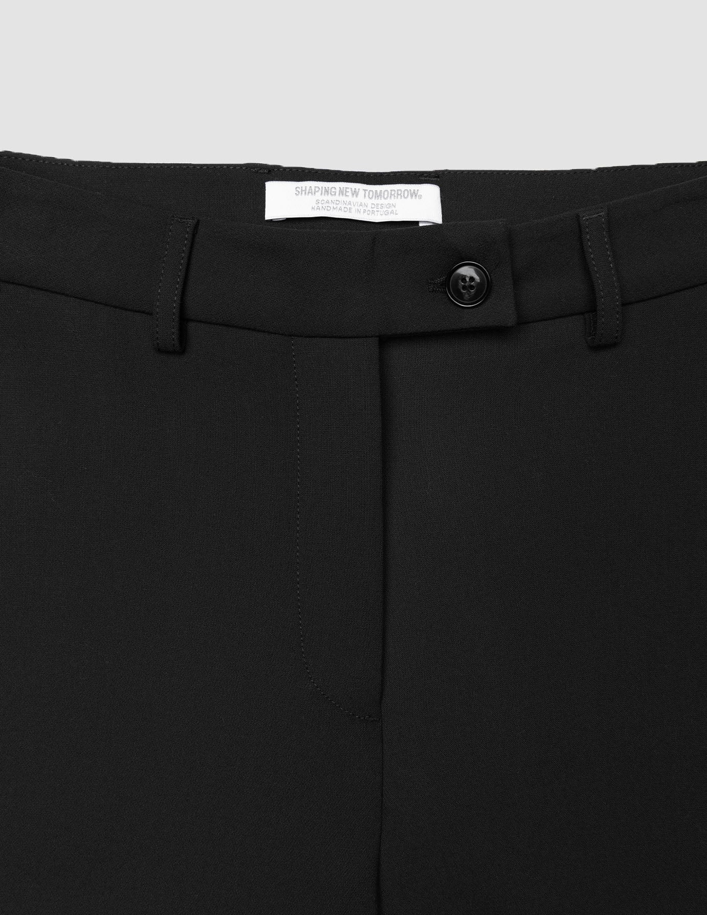 Nærbilde av linningen og knappelukningen på de svarte GO2-buksene for kvinner i rett snitt (Black).